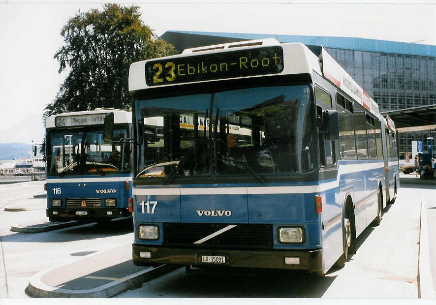 (024'919) - VBL Luzern - Nr. 117/LU 15'091 - Volvo/Hess am 20. Juli 1998 beim Bahnhof Luzern
