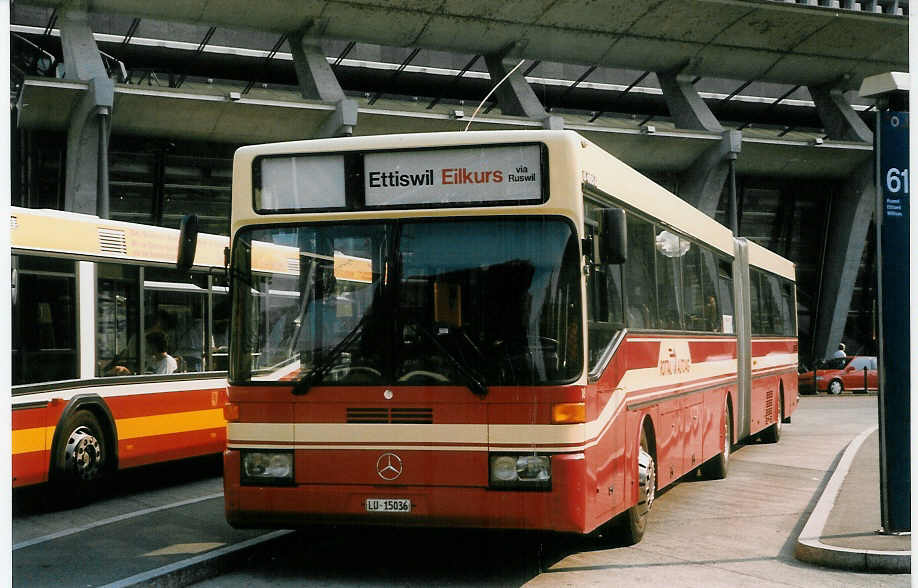 (024'934) - ARAG Ruswil - Nr. 18/LU 15'036 - Mercedes am 20. Juli 1998 beim Bahnhof Luzern