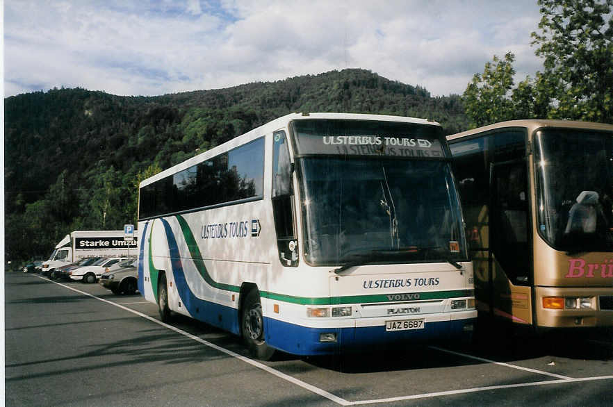 (025'009) - Aus England: Ulsterbus - Nr. 687/JAZ 6687 - Volvo/Plaxton am 30. Juli 1998 in Thun, Seestrasse