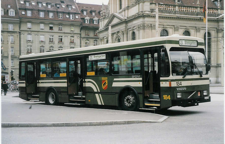 (025'032) - SVB Bern - Nr. 184/BE 451'184 - Volvo/R&J am 3. August 1998 beim Bahnhof Bern