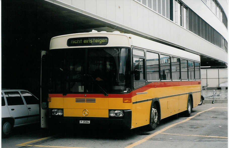 (025'033) - PTT-Regie - P 25'304 - Mercedes/R&J am 3. August 1998 in Bern, Postautostation