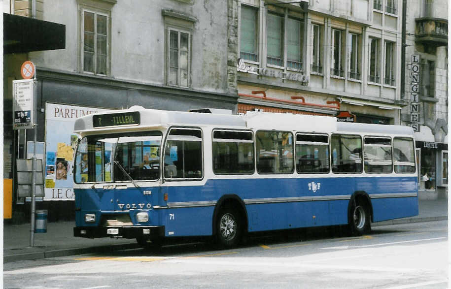 (025'228) - TF Fribourg - Nr. 71/FR 623 - Volvo/Hess am 15. August 1998 beim Bahnhof Fribourg