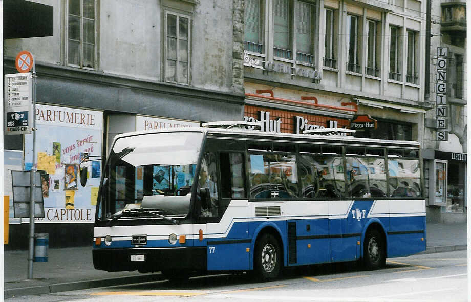 (025'231) - TF Fribourg - Nr. 77/FR 647 - Van Hool am 15. August 1998 beim Bahnhof Fribourg