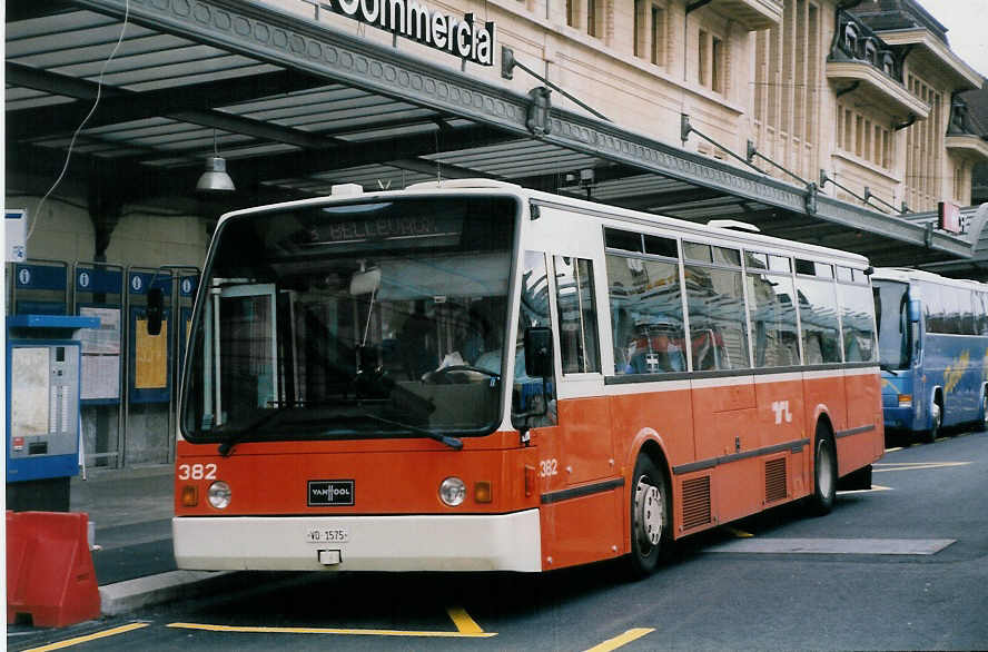 (025'624) - TL Lausanne - Nr. 382/VD 1575 - Van Hool am 22. August 1998 beim Bahnhof Lausanne