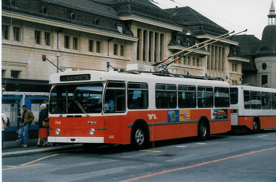 (025'627) - TL Lausanne - Nr. 748 - FBW/Hess Trolleybus am 22. August 1998 beim Bahnhof Lausanne
