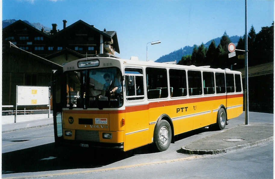 (025'903) - Kbli, Gstaad - BE 403'014 - Volvo/Lauber am 30. August 1998 beim Bahnhof Gstaad