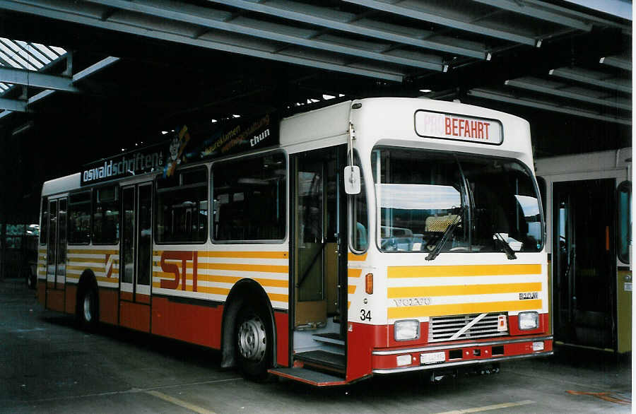 (025'911) - STI Thun - Nr. 34/BE 443'834 - Volvo/R&J (ex SAT Thun Nr. 34) am 1. September 1998 in Thun, Garage