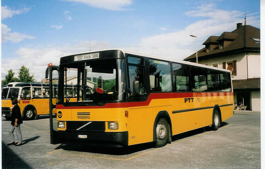 (026'102) - Brndli, Elfingen - Nr. 1/AG 17'895 - Volvo/Hess am 5. September 1998 beim Bahnhof Frick