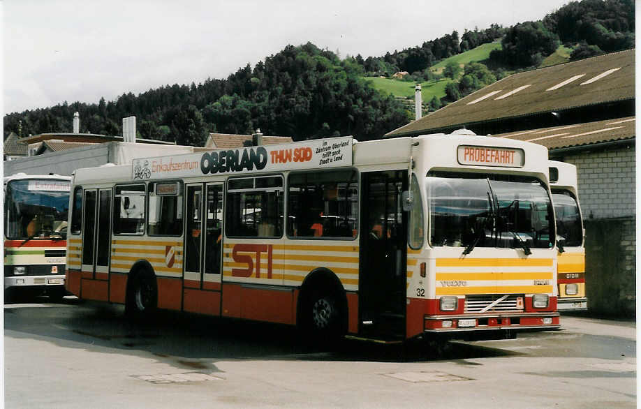 (026'127) - STI Thun - Nr. 32/BE 419'032 - Volvo/R&J (ex SAT Thun Nr. 32) am 16. September 1998 in Thun, Garage