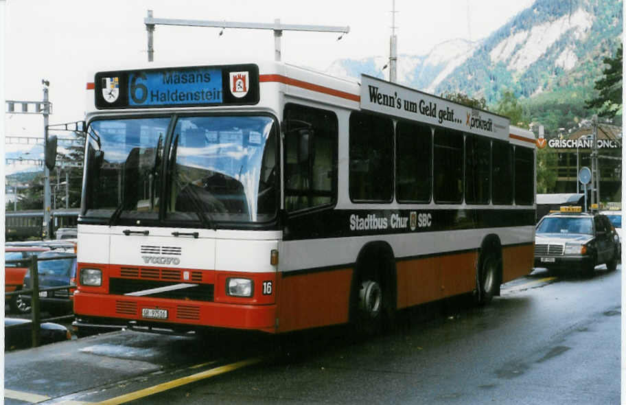 (026'733) - SBC Chur - Nr. 16/GR 97'516 - Volvo/Lauber (ex Roth, Chur Nr. 29) am 6. Oktober 1998 beim Bahnhof Chur