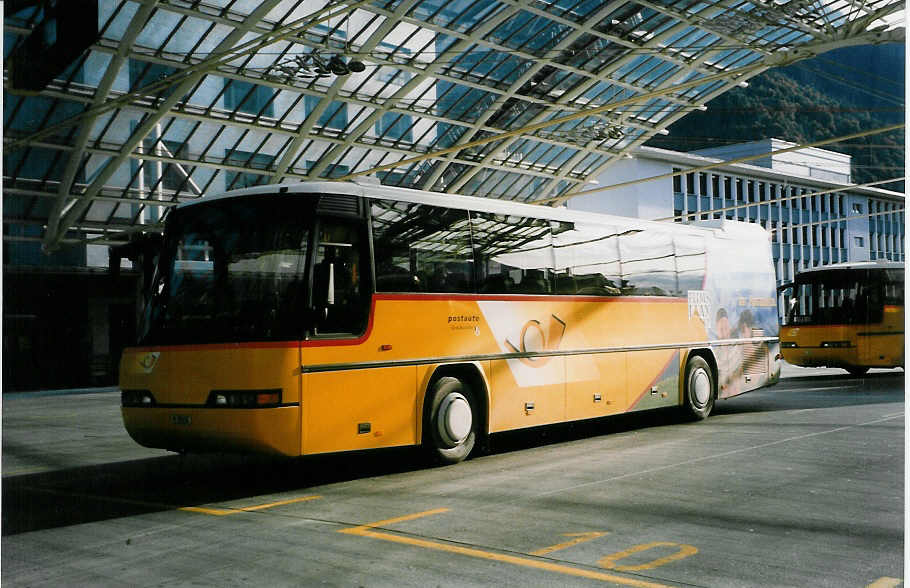 (026'828) - PTT-Regie - P 25'115 - Neoplan am 6. Oktober 1998 in Chur, Postautostation