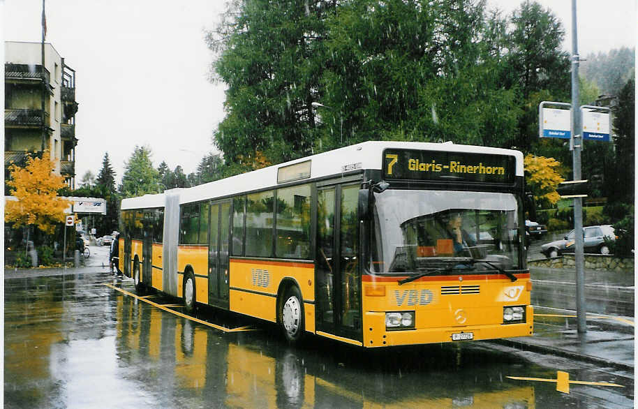 (026'912) - PTT-Regie - P 27'728 - Mercedes am 7. Oktober 1998 beim Bahnhof Davos-Dorf