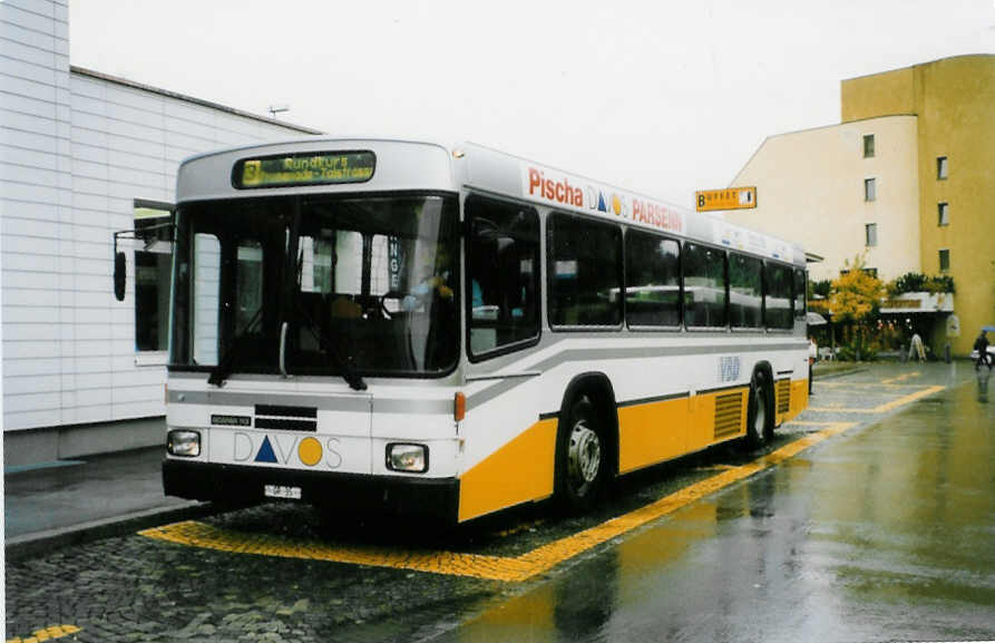 (026'913) - VBD Davos - Nr. 1/GR 35 - Scania/R&J am 7. Oktober 1998 beim Bahnhof Davos-Dorf