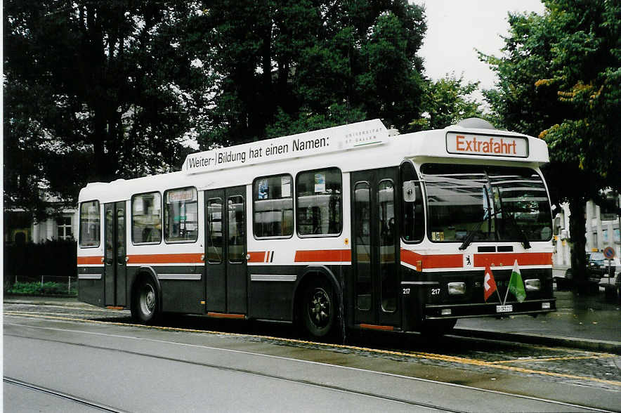 (026'921) - VBSG St. Gallen - Nr. 217/SG 141'217 - Saurer/Hess am 8. Oktober 1998 beim Bahnhof St. Gallen