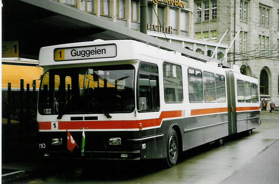(026'925) - VBSG St. Gallen - Nr. 110 - Saurer/Hess Gelenktrolleybus am 8. Oktober 1998 beim Bahnhof St. Gallen