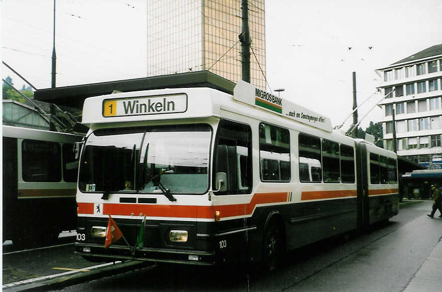 (026'927) - VBSG St. Gallen - Nr. 103 - Saurer/Hess Gelenktrolleybus am 8. Oktober 1998 beim Bahnhof St. Gallen