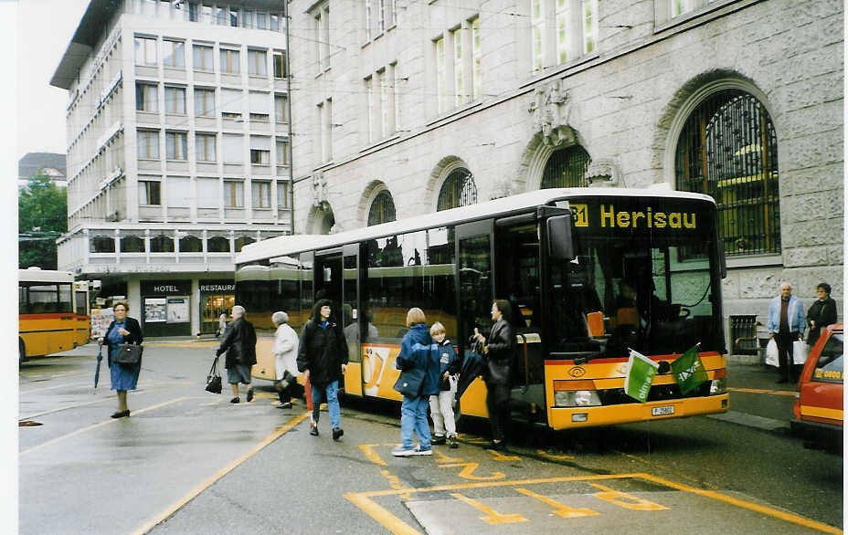 (026'929) - PTT-Regie - P 25'802 - Setra am 8. Oktober 1998 beim Bahnhof St. Gallen