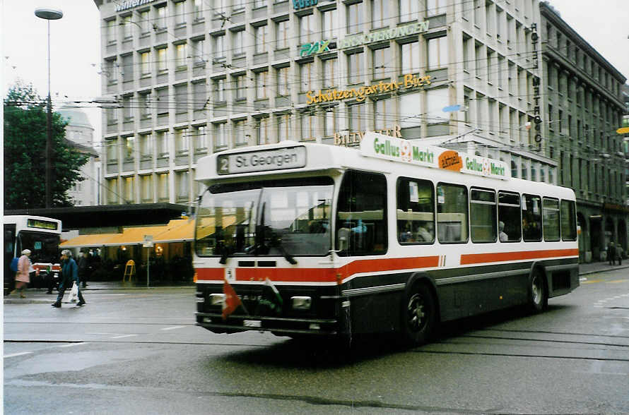 (026'930) - VBSG St. Gallen - Nr. 215/SG 141'215 - Saurer/Hess am 8. Oktober 1998 beim Bahnhof St. Gallen