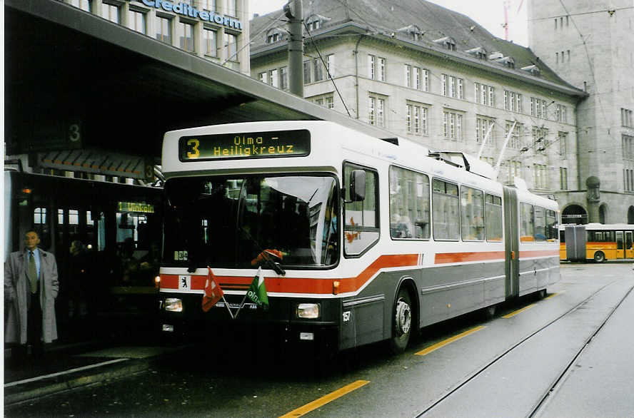 (026'932) - VBSG St. Gallen - Nr. 157 - NAW/Hess Gelenktrolleybus am 8. Oktober 1998 beim Bahnhof St. Gallen