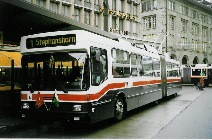 (027'002) - VBSG St. Gallen - Nr. 161 - NAW/Hess Gelenktrolleybus am 8. Oktober 1998 beim Bahnhof St. Gallen