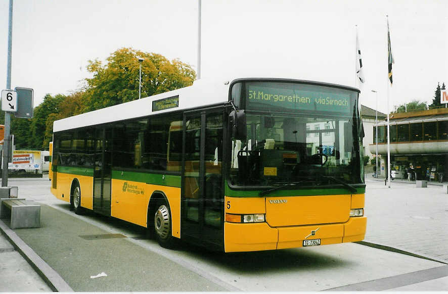 (027'027) - BHW Wil - Nr. 5/TG 73'042 - Volvo/Hess am 8. Oktober 1998 beim Bahnhof Wil