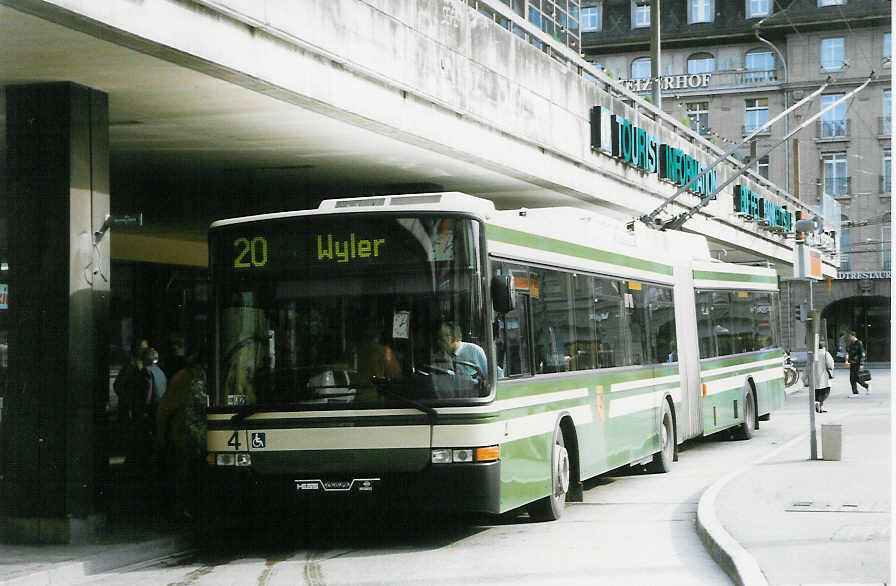 (027'214) - SVB Bern - Nr. 4 - NAW/Hess Gelenktrolleybus am 10. Oktober 1998 beim Bahnhof Bern 