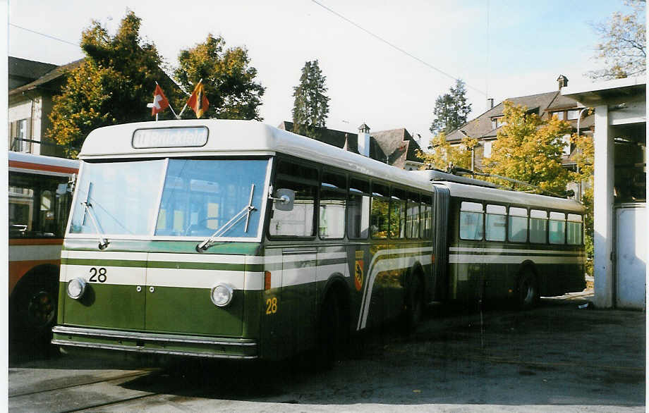 (027'218) - SVB Bern (TVB) - Nr. 28 - FBW/SWS-R&J Gelenktrolleybus am 10. Oktober 1998 in Bern, Burgernziel