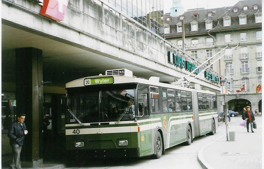 (027'232) - SVB Bern - Nr. 40 - FBW/R&J Gelenktrolleybus am 10. Oktober 1998 beim Bahnhof Bern 