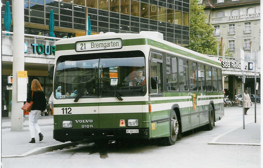 (027'301) - SVB Bern - Nr. 112/BE 500'112 - Volvo/R&J am 10. Oktober 1998 beim Bahnhof Bern