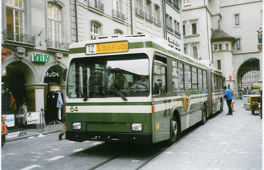 (027'306) - SVB Bern - Nr. 64 - Volvo/R&J Gelenktrolleybus am 10. Oktober 1998 in Bern, Marktgasse