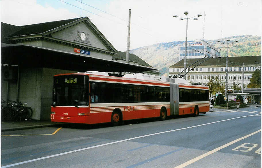 (027'329) - VB Biel - Nr. 83 - NAW/Hess Gelenktrolleybus am 12. Oktober 1998 beim Bahnhof Biel