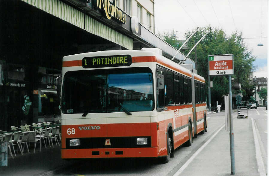 (027'405) - VB Biel - Nr. 68 - Volvo/R&J Gelenktrolleybus am 12. Oktober 1998 beim Bahnhof Biel