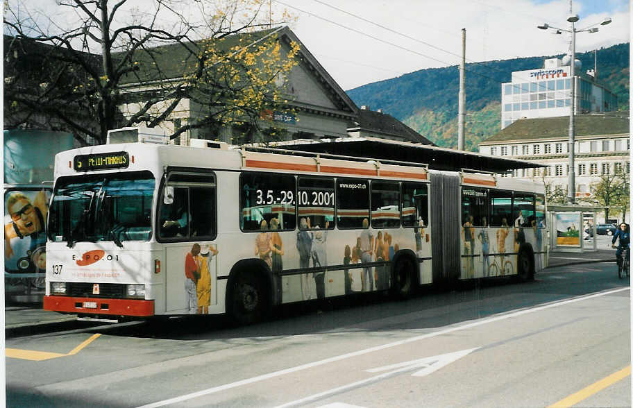 (027'422) - VB Biel - Nr. 137/BE 425'137 - Volvo/R&J am 12. Oktober 1998 beim Bahnhof Biel