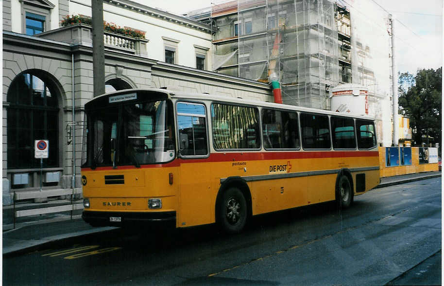 (027'709) - Steiger, Schlatt - ZH 13'779 - Saurer/Hess (ex P 25'802) am 24. Oktober 1998 beim Hauptbahnhof Winterthur