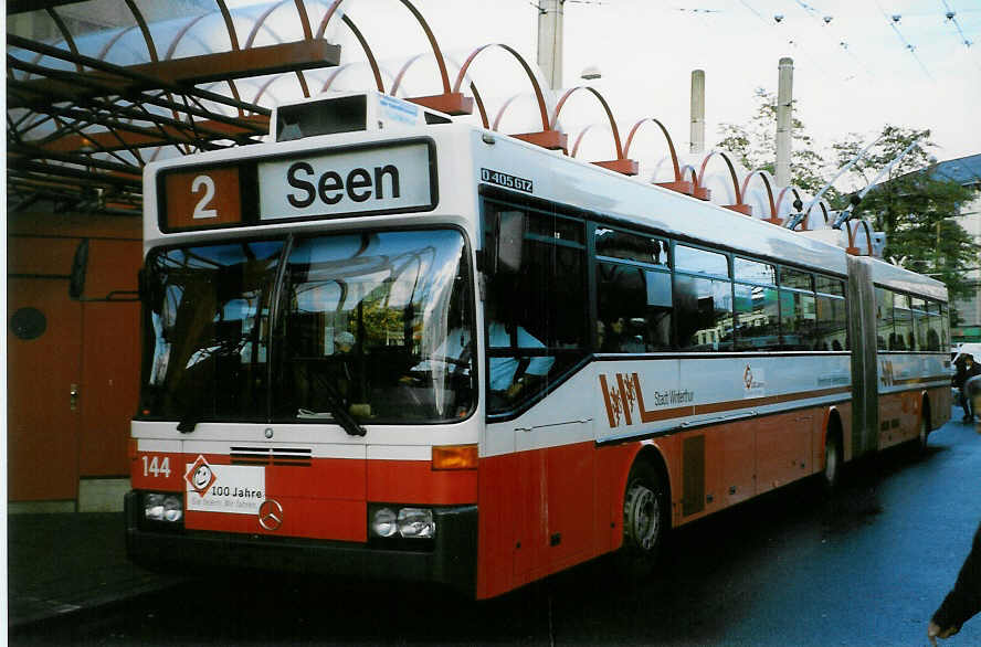 (027'716) - WV Winterthur - Nr. 144 - Mercedes Gelenktrolleybus am 24. Oktober 1998 beim Hauptbahnhof Winterthur