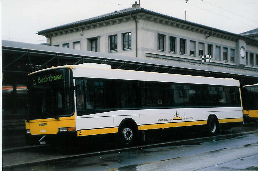 (027'833) - VBSH Schaffhausen - Nr. 4/SH 38'004 - Volvo/Hess am 16. November 1998 beim Bahnhof Schaffhausen