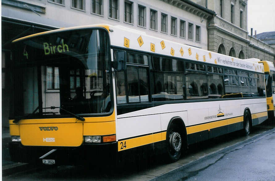 (027'835) - VBSH Schaffhausen - Nr. 24/SH 38'024 - Volvo/Hess am 16. November 1998 beim Bahnhof Schaffhausen