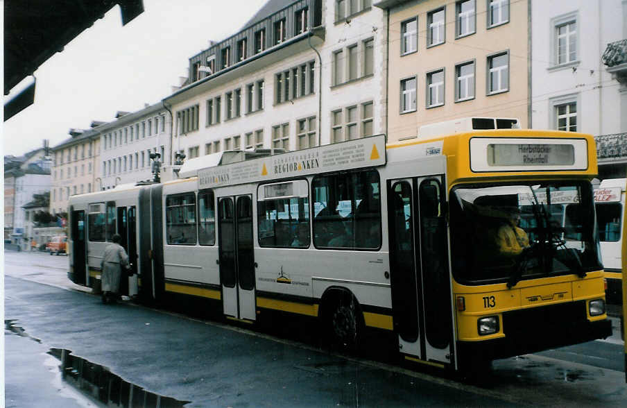 (027'904) - VBSH Schaffhausen - Nr. 113 - NAW/Hess Gelenktrolleybus am 16. November 1998 beim Bahnhof Schaffhausen