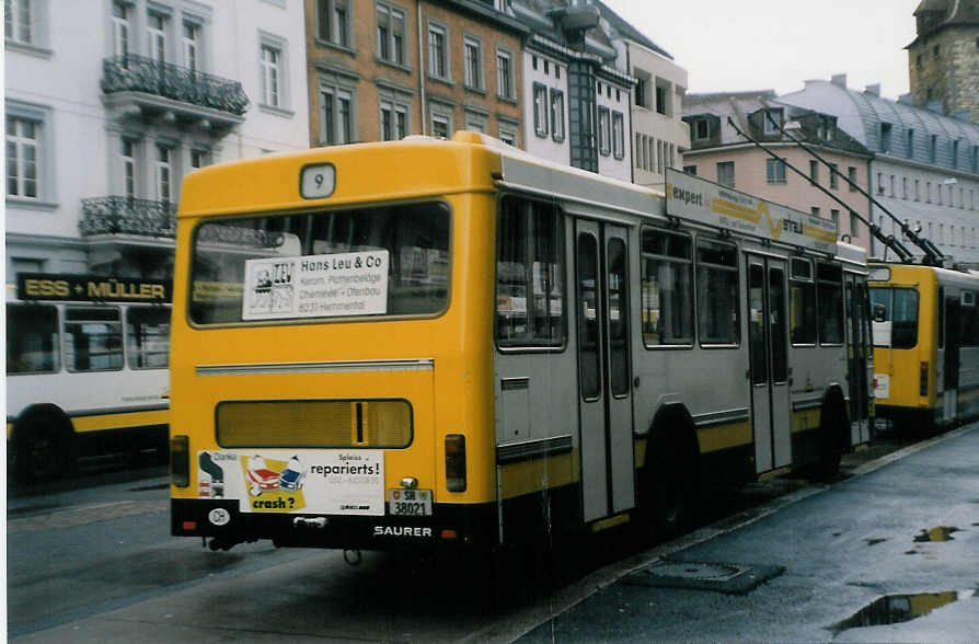(027'918) - VBSH Schaffhausen - Nr. 21/SH 38'021 - Saurer/Hess am 16. November 1998 beim Bahnhof Schaffhausen
