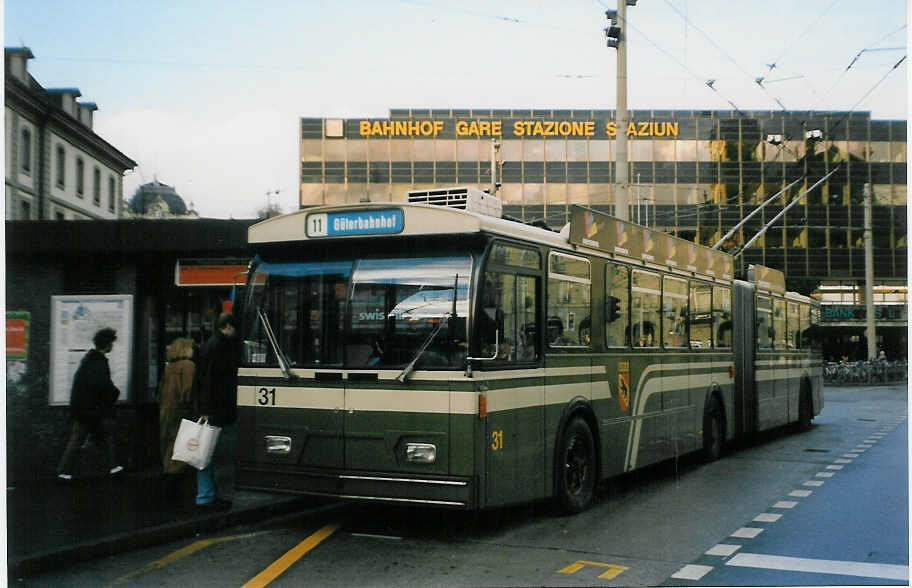 (028'313) - SVB Bern - Nr. 31 - FBW/Hess Gelenktrolleybus am 19. Dezember 1998 beim Bahnhof Bern