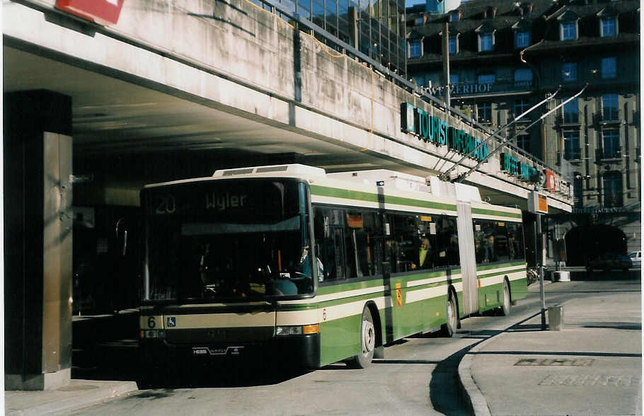 (028'404) - SVB Bern - Nr. 6 - NAW/Hess Gelenktrolleybus am 29. Dezember 1998 beim Bahnhof Bern