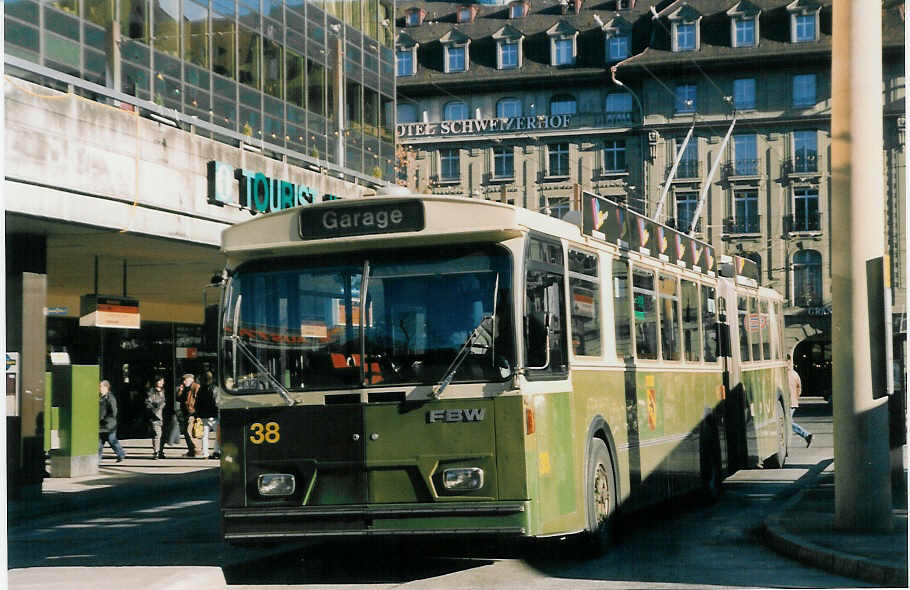 (028'408) - SVB Bern - Nr. 38 - FBW/R&J Gelenktrolleybus am 29. Dezember 1998 beim Bahnhof Bern