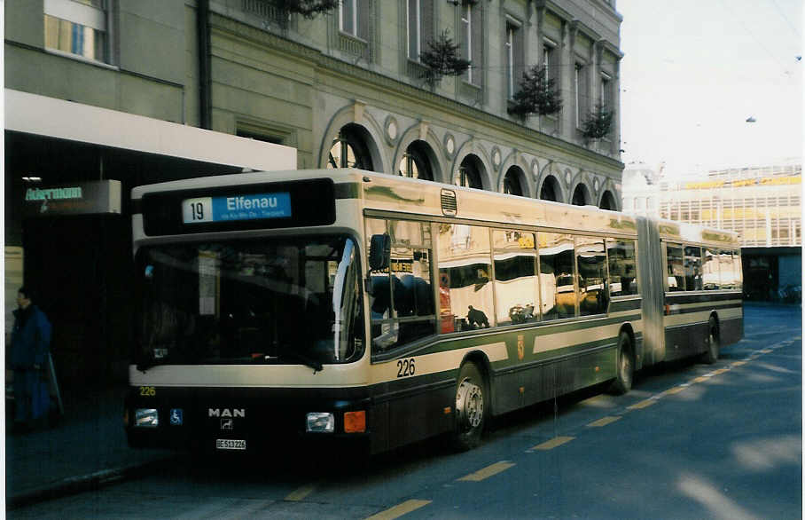 (028'418) - SVB Bern - Nr. 226/BE 513'226 - MAN am 29. Dezember 1998 beim Bahnhof Bern