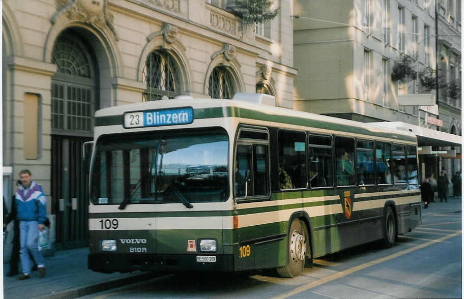 (028'425) - SVB Bern - Nr. 109/BE 500'109 - Volvo/R&J am 29. Dezember 1998 beim Bahnhof Bern