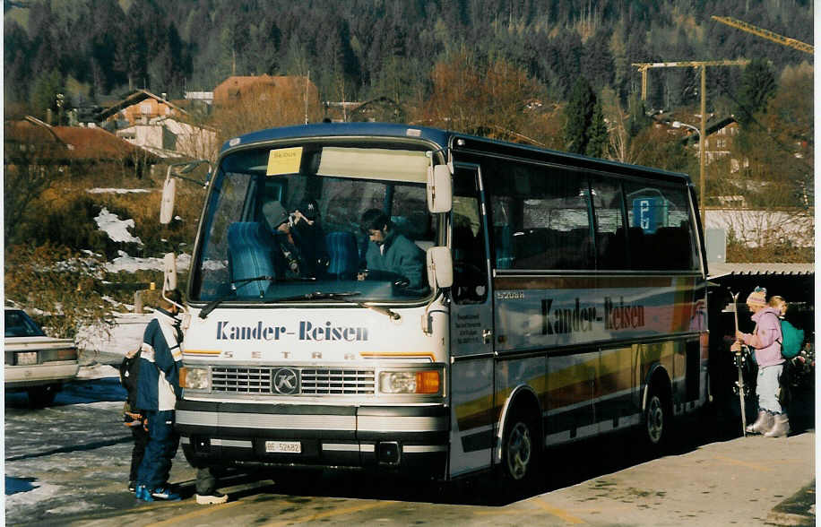 (028'502) - Kander-Reisen, Frutigen - Nr. 1/BE 52'682 - Setra am 30. Dezember 1998 beim Bahnhof Frutigen