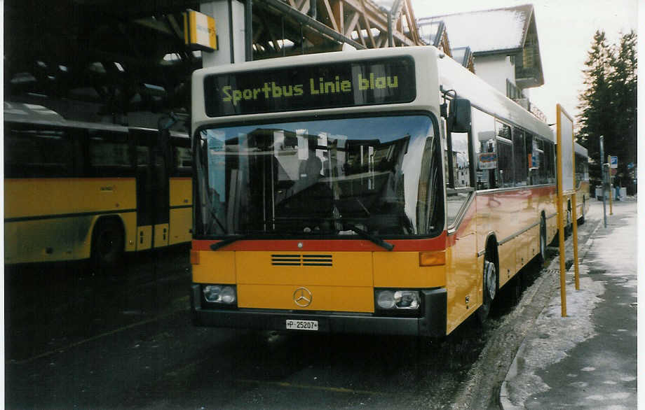 (028'614) - PTT-Regie - P 25'207 - Mercedes (ex Kistler, Reichenburg Nr. 1) am 1. Januar 1999 in Lenzerheide, Postautostation