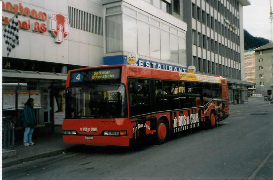 (028'623) - SBC Chur - Nr. 13/GR 97'513 - Neoplan am 1. Januar 1999 beim Bahnhof Chur