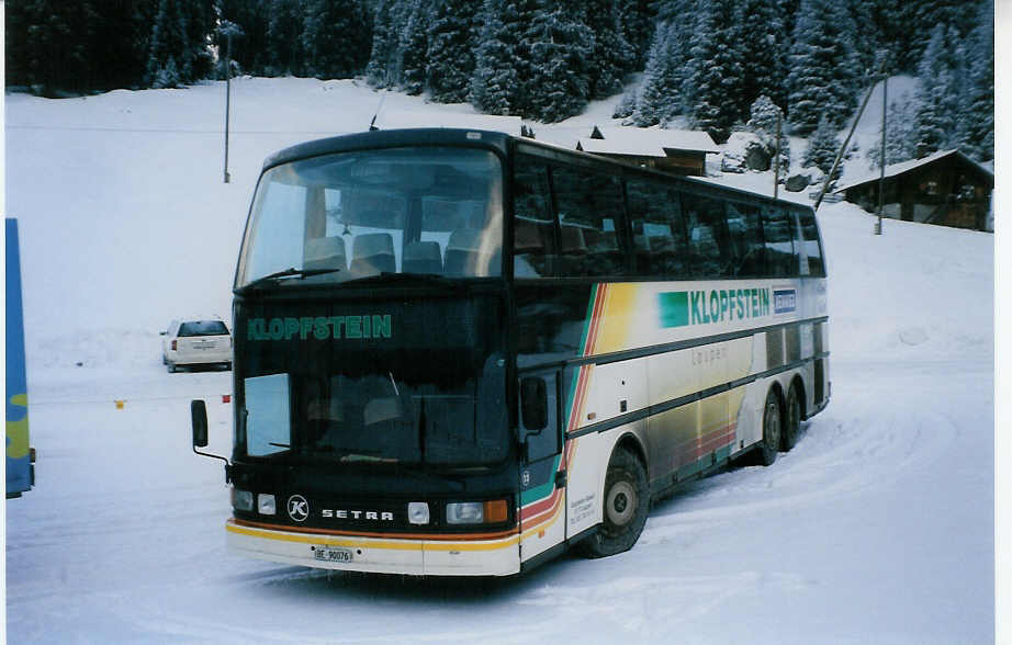 (029'011) - Klopfstein, Laupen - Nr. 13/BE 90'076 - Setra am 12. Januar 1999 in Adelboden, Unter dem Birg