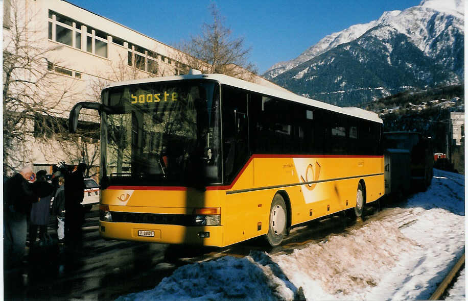 (029'120) - PTT-Regie - P 26'025 - Setra am 17. Januar 1999 beim Bahnhof Brig