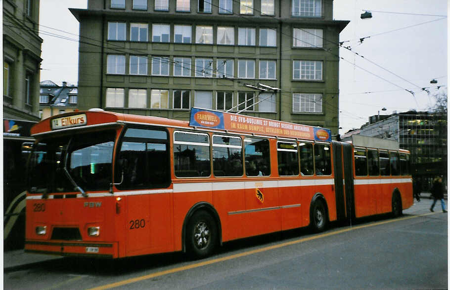 (029'302) - SVB Bern - Nr. 280/BE 339'280 - FBW/Hess-Gangloff am 8. Februar 1999 beim Bahnhof Bern